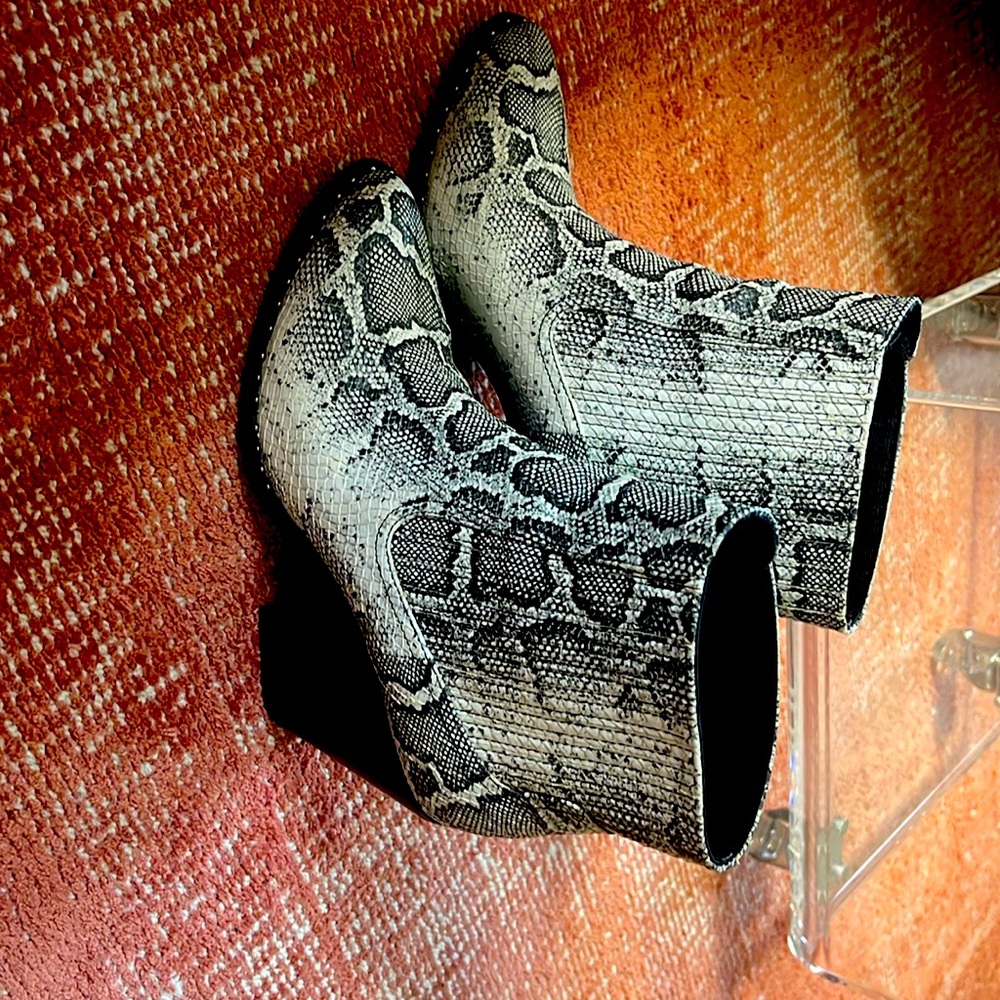 Chinese Laundry "Daria" block heel